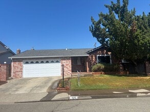 Building Photo - Central Roseville 3 Bedroom 2 Bath, Separa...