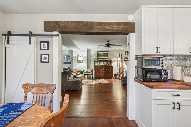 Building Photo - 916 East End Rd