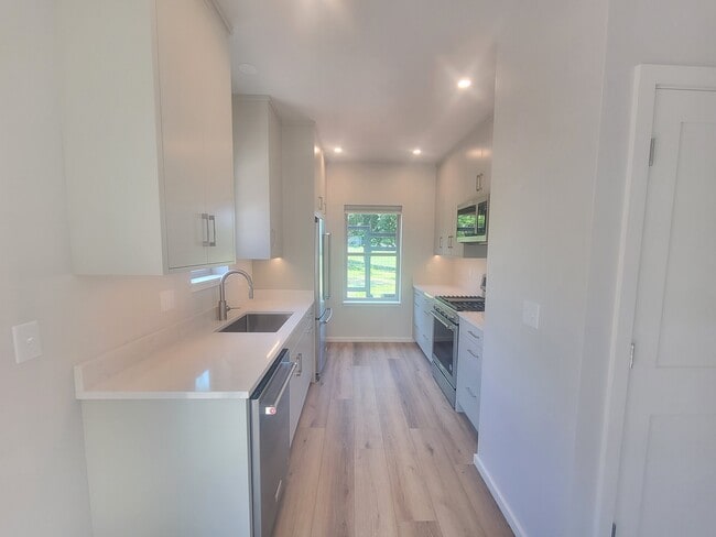 Building Photo - 395 S Mountain Ave