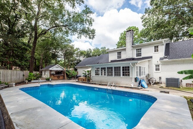 Building Photo - 6 Bedroom, 2.5 Bath House in Drayton on th...