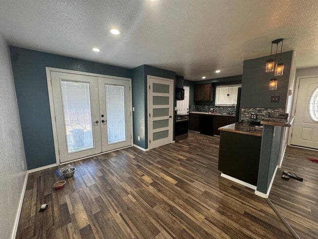 Building Photo - Solar power 3 bedroom 1 bath home with sho...