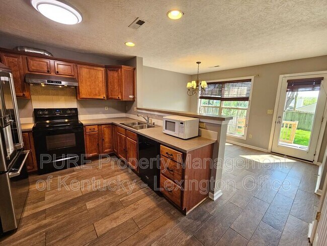 Building Photo - 528 Newbury Way