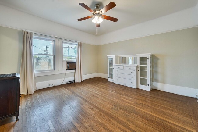 Building Photo - Charming Midtown 1-Bedroom Apartment with ...