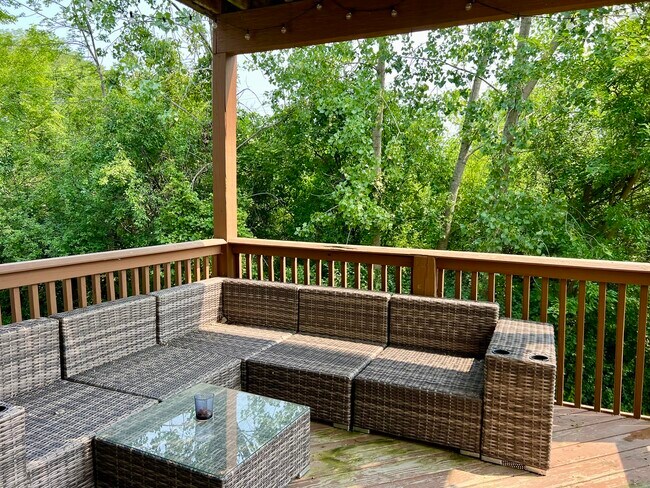 Building Photo - 473 Metropolitan St