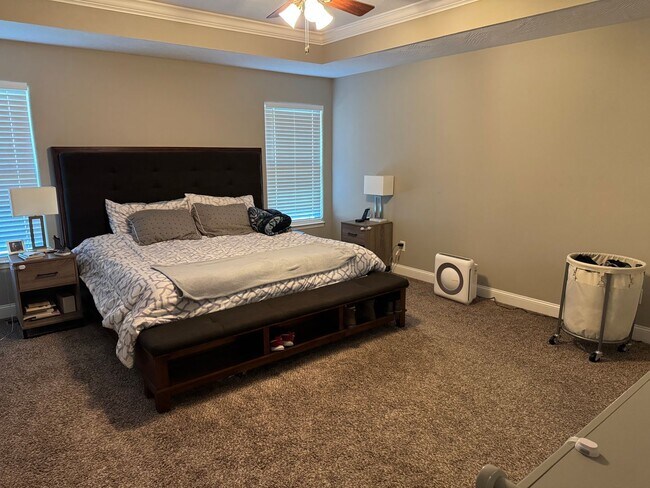 Building Photo - 4 Bedroom | 2 Bathroom | 3 Car Garage| Springfield MO | Fire Place | Covered patio!