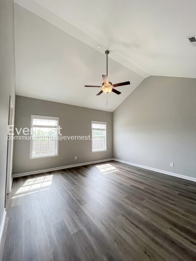 Building Photo - Limited Time Special Offer / 4 Bed, 2 Bath Home with and Garage / Pet-Friendly / Vouchers Accepte...