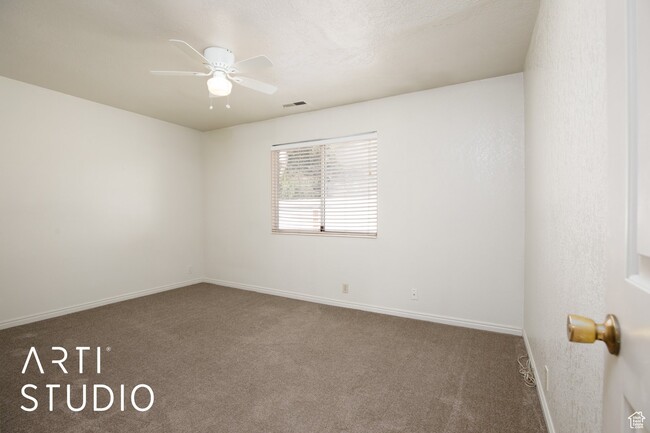 Building Photo - Two-bedroom Apartment in Murray!