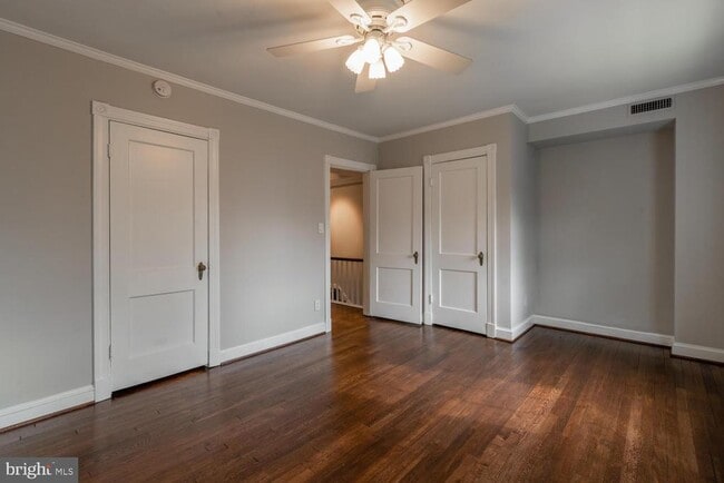 Building Photo - 1401 S Barton St