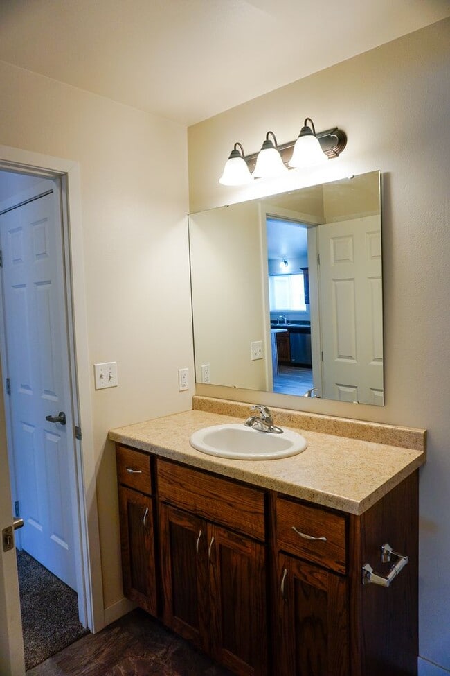 Building Photo - 3 Bed 2 Bath Twin Home