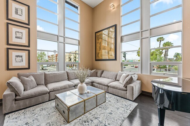 Building Photo - MOVE IN READY  Fully Furnished **Gorgeous ...