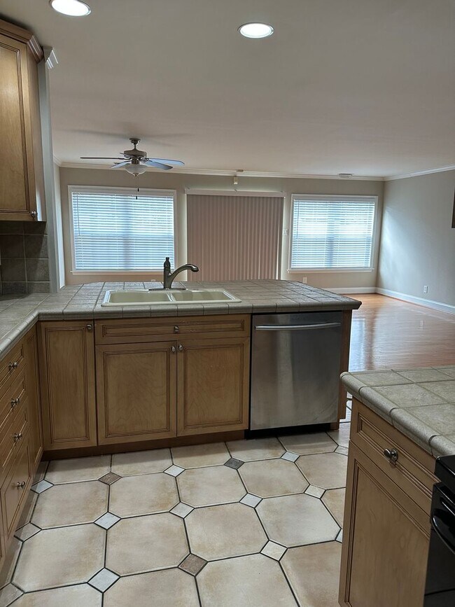 Building Photo - 121 Oak Hill Ln