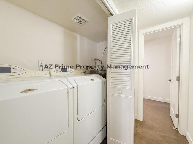 Building Photo - 4440 W Solano Dr N
