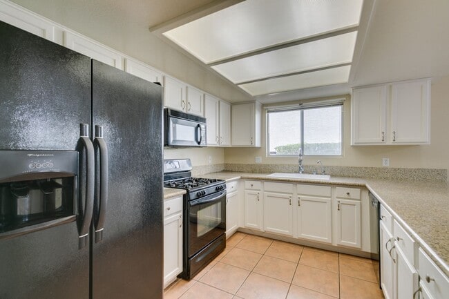 Building Photo - SUMMERLIN, SPACIOUS, 4 BED HOME WHITH A LARGE BACKYARD