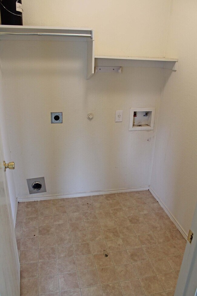 Building Photo - Lovely 3 BR 2 BA Home for Lease in Cross Oak Ranch Addition