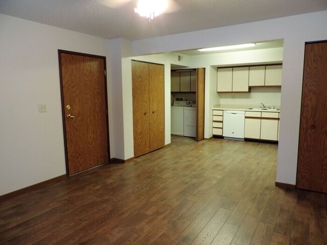 Building Photo - $1095 | 2 Bedroom, 1 Bathroom Condo | Pet ...