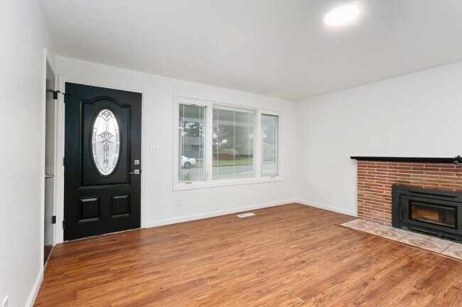 Building Photo - Remodeled Tacoma Duplex with Solar Panels & Fenced Yard **$500 OFF FIRST MONTHS RENT**