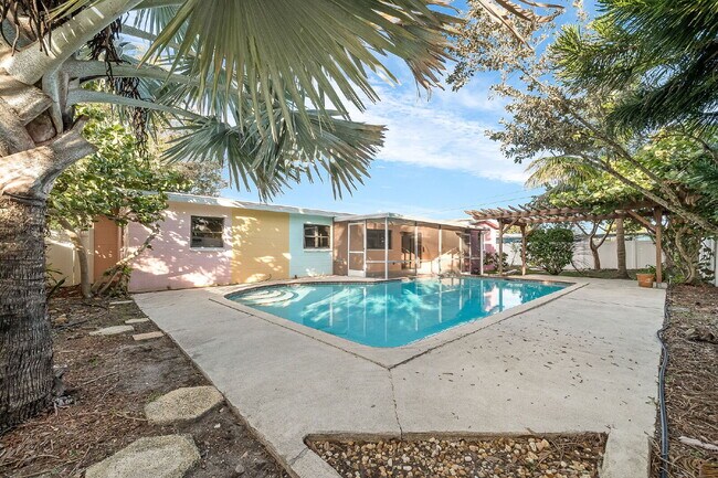 Building Photo - 5 BR/3BA pool home in Merritt Island- NO HOA!