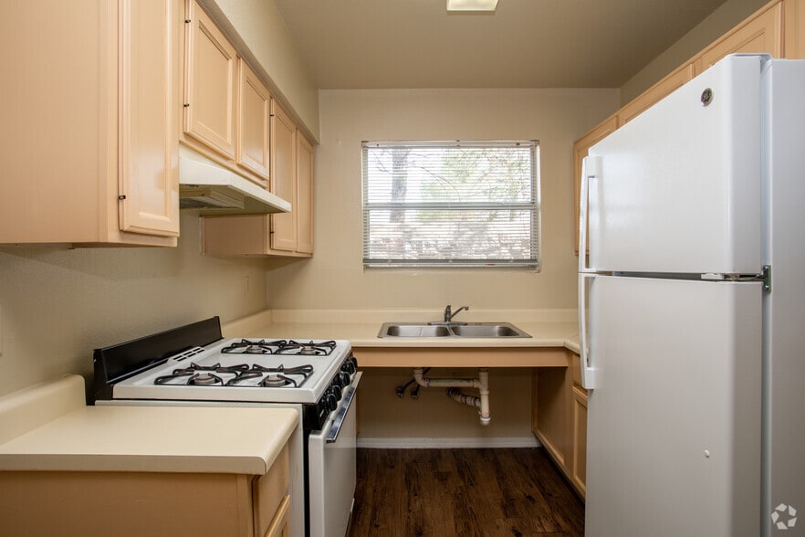 2BR, 1BA - 810SF - Western Yarbrough Apartments