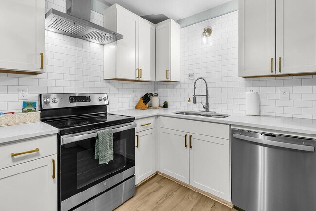 Building Photo - Fully Renovated 2 Bedroom Townhome in a Co...