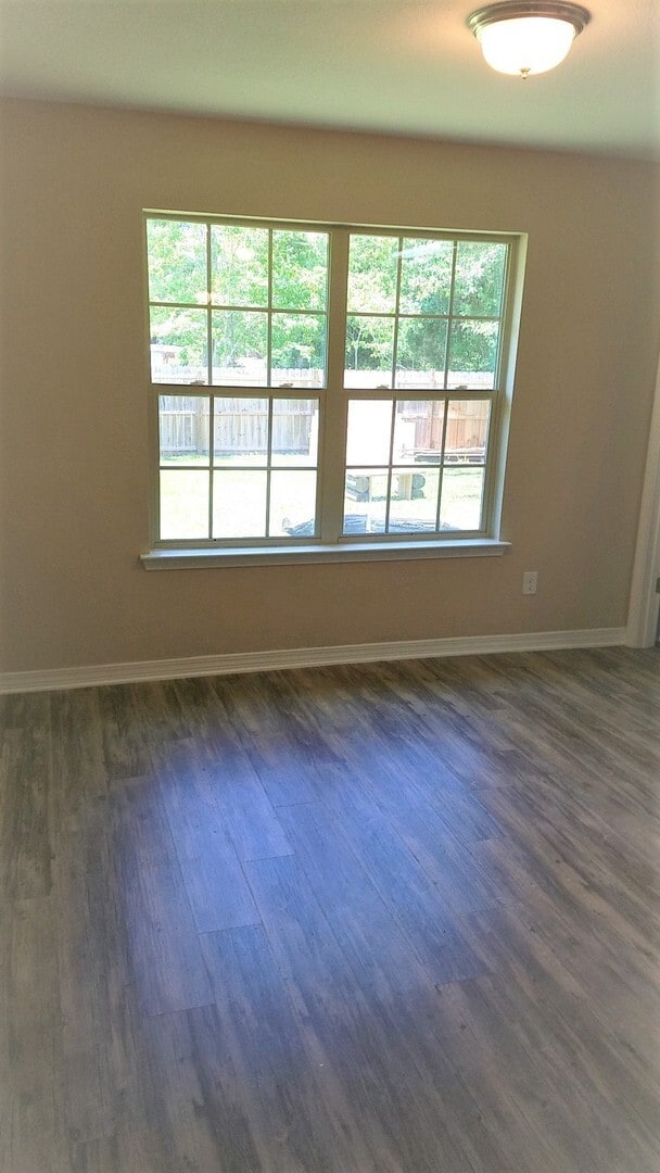 Building Photo - Adorable home steps from Wolf Bay!