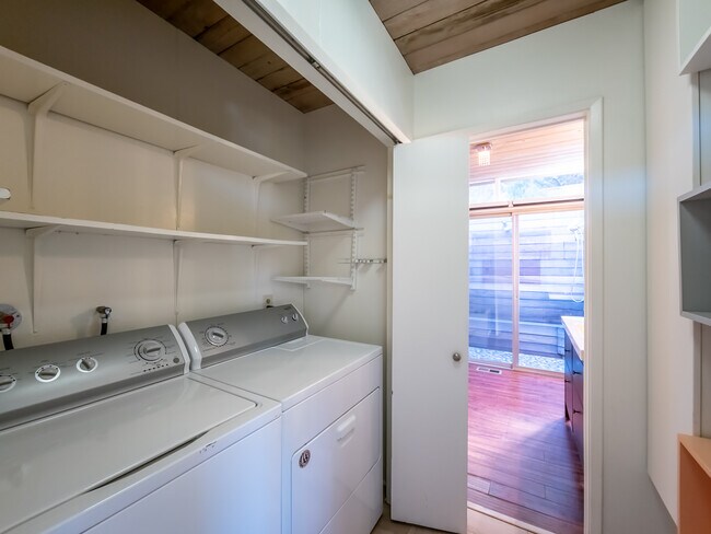 Building Photo - 1404 Oak Grove Dr