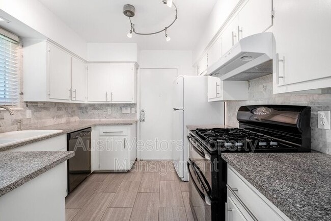 Building Photo - 8600 Clarewood Cir