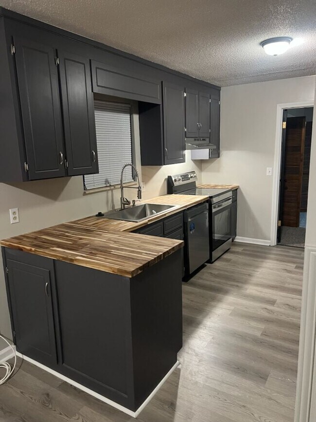 Building Photo - Daleville!  Cul-de-sac!!  New Carpet/Paint...