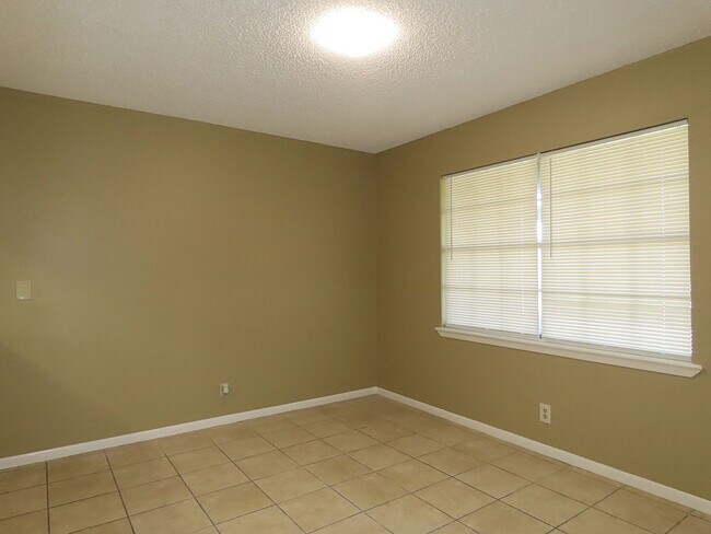 Building Photo - 11782 S Hillcreek Rd