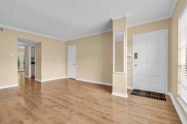 Building Photo - 1800 Stoney Brook Dr
