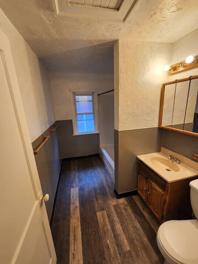 Building Photo - Charming 2-Bedroom Property in Prime Location