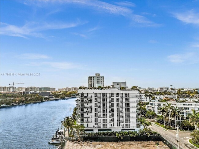 Building Photo - 9901 E Bay Harbor Dr