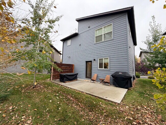 Building Photo - Gorgeous and Quiet 3 Bed 2.5 Bath Home in Railway Lofts & Cottages With Gallatin River Access!! M...