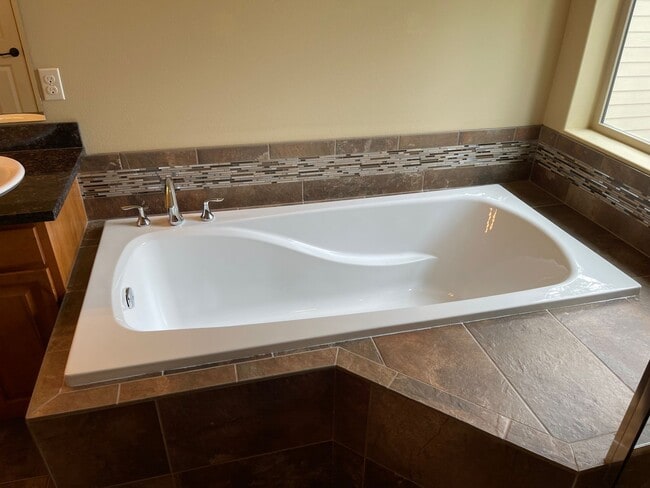 Building Photo - Beautiful 4 Bedroom in a small and exclusive neighborhood