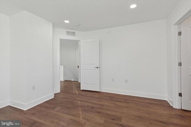 Building Photo - 10 Ladbroke Dr