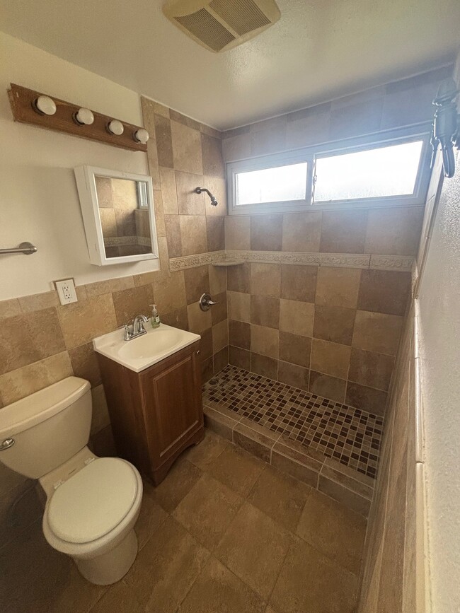 Building Photo - 379 Roberts Ave