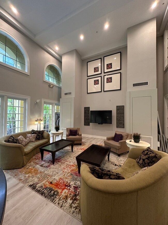 Building Photo - Available Now! 1 bedroom, 1 bath Condo in ...