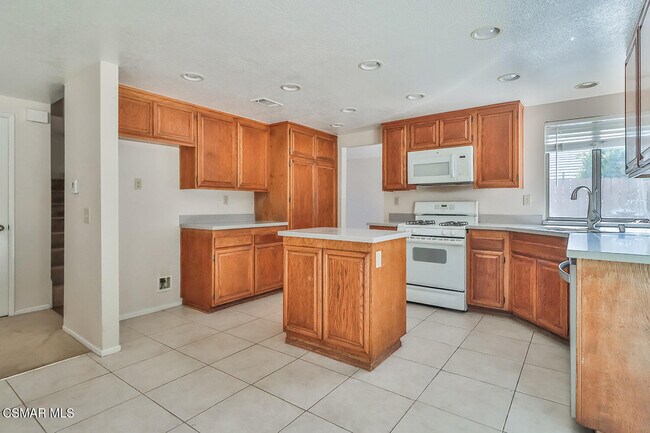 Building Photo - 2155 Meadow Brook Ct