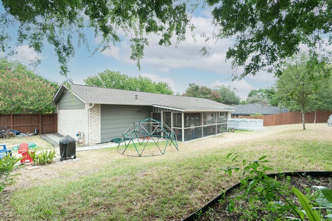 Building Photo - Northwoods Charmer