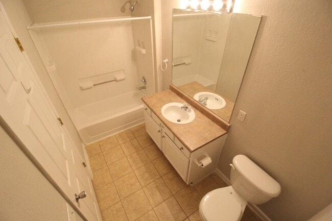 Building Photo - Long Realty & Property Management - 3 Bedroom Condo in Gated Community with Amenities