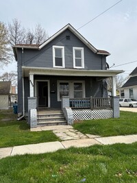Building Photo - Section 8 Accepted! 4 BR