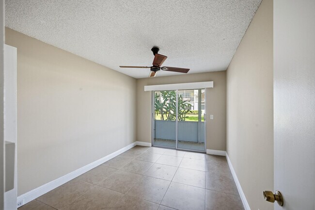 Building Photo - 476 Fanshaw L