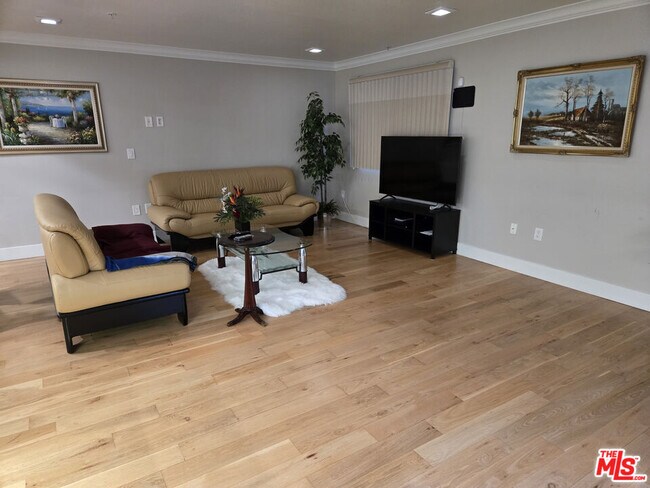 Building Photo - 4733 Elmwood Ave