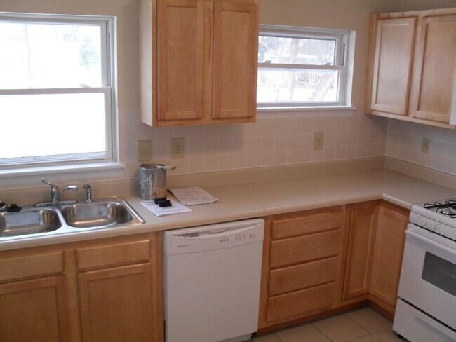 Building Photo - **3-BEDROOM HOME W/ ATTACHED GARAGE IN BEECHWOLD!!**