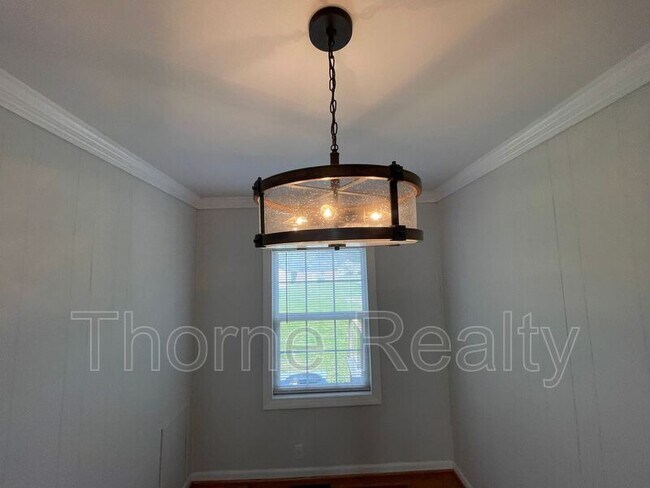 Building Photo - 2233 Oak Dr