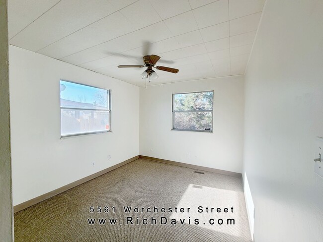 Building Photo - 4 bed, 2 bath house with washer/dryer hook...