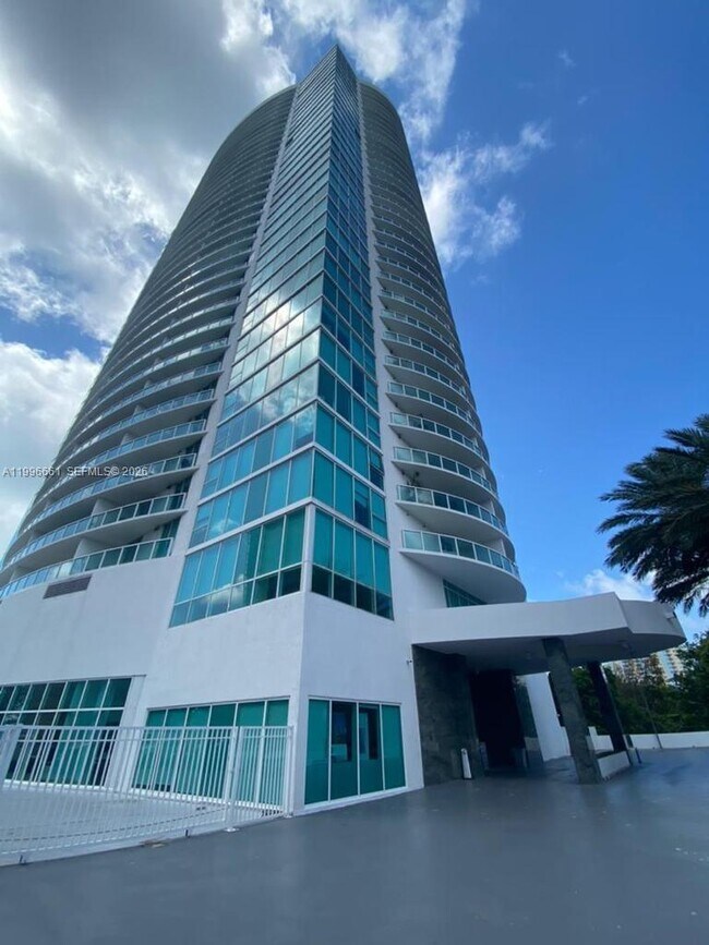 Building Photo - 2101 Brickell Ave