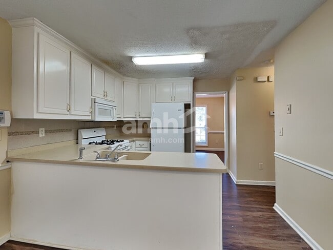 Building Photo - 1319 Vine Cir