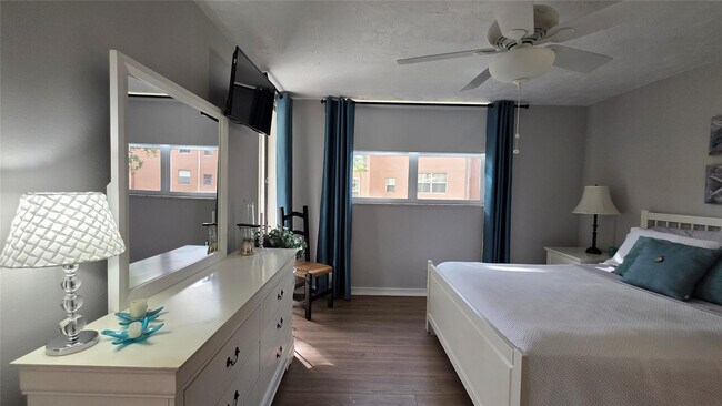 Building Photo - 2801 Somerset Dr