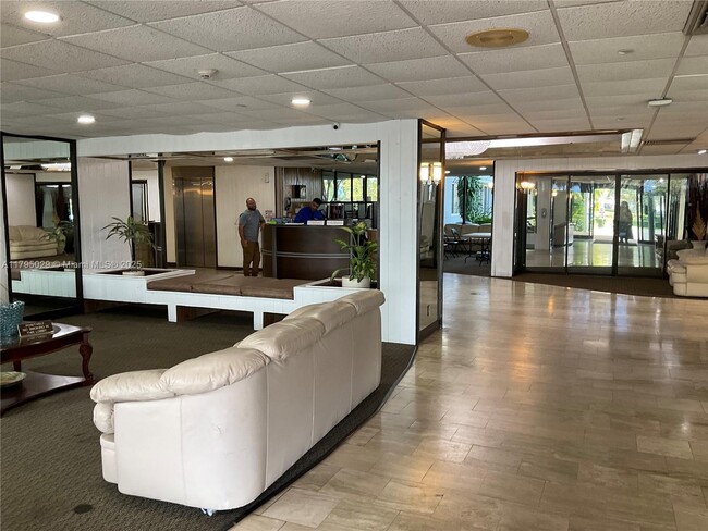 Building Photo - 4200 Hillcrest Dr