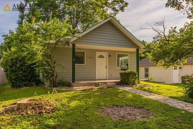 Building Photo - Spacious Rooms & Close to Downtown